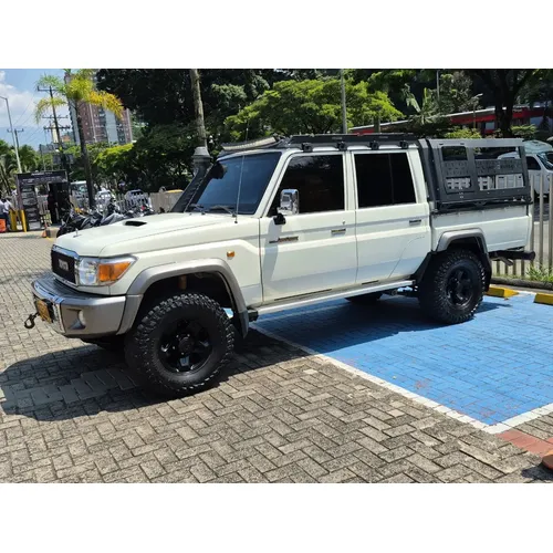 Toyota Land Cruiser 79 2018 Blanco Medellín
