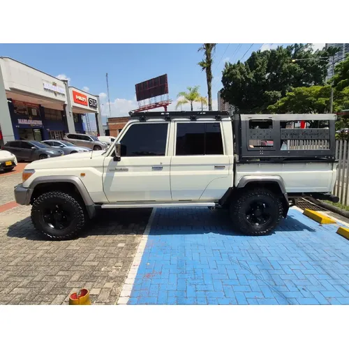 Toyota Land Cruiser 79 2018 Blanco Medellín