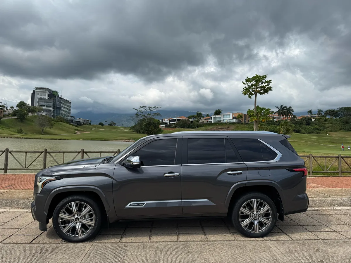 Toyota Sequoia 2024 Gris Floridablanca