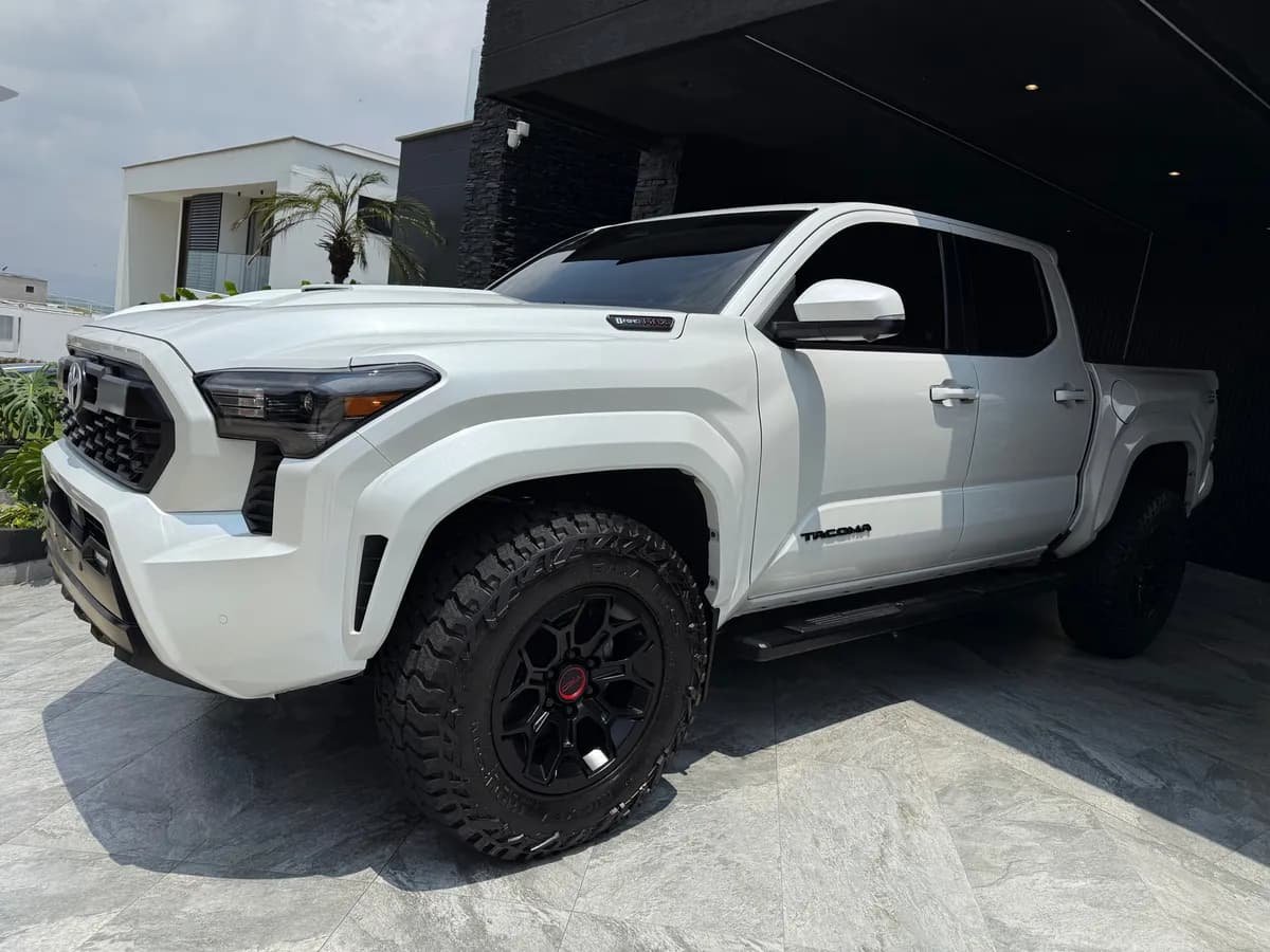 Toyota Tacoma TRD Sport Híbrida 2025 Blanco