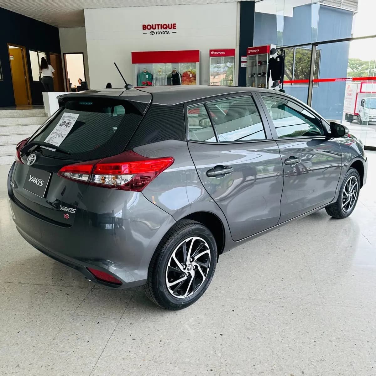 Toyota Yaris 1.5 Sport Aut 2025 Gris